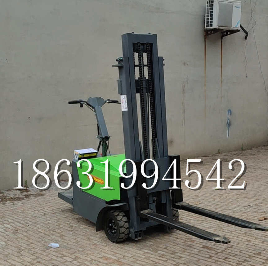 新宾满族自治县优程全电动叉车插腿式堆高车液压装卸车1.5吨升高小型站驾式铲车